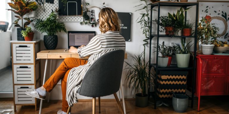Kvinde_hjemme_skrivebordcontent-header_768x384