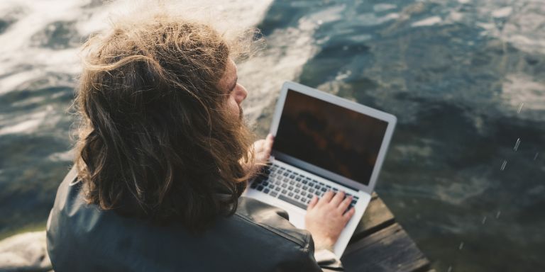 Mand_computer_havet_content-header_768x384