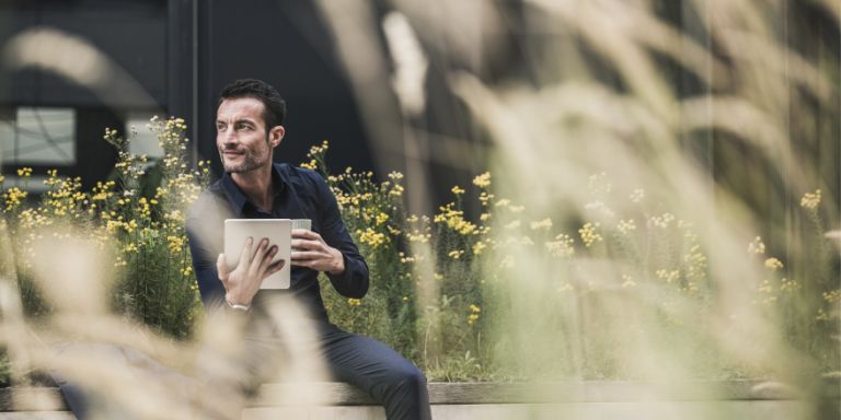 Mand_med_iPad_udenfor_content-header_768x384