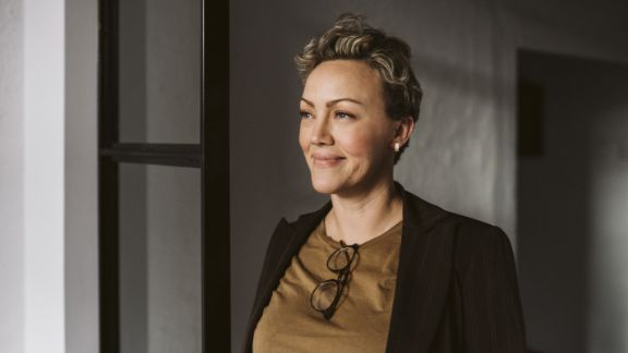 Kvinde_smiler_kigger_ud_article-card_576x324