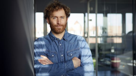 Mand_med_krydsede_arme_smiler_article-card_576x324