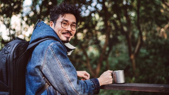 Mand_udenfor_med_kaffekop_article-card_576x324