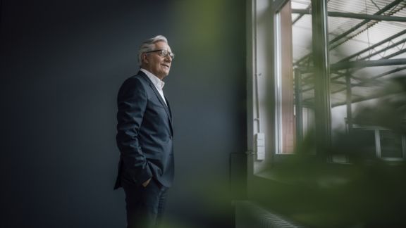 Mand_i_jakkesaet_vindue_feature_576x324