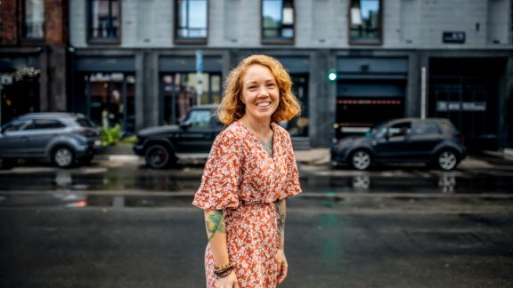 Kvinde_griner_paa_gaden_text-image-50_50_576x324