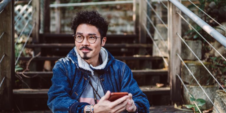 Ung_mand_paa_trappesten_content-header_768x384