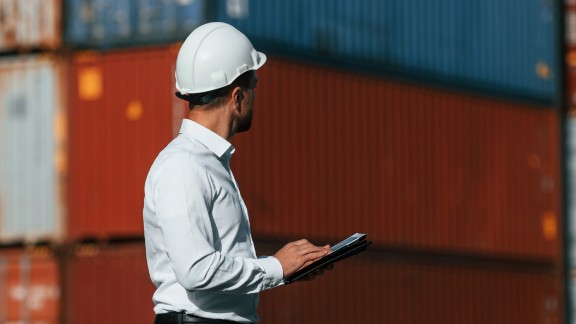 Bygningskonstruktør blandt containere