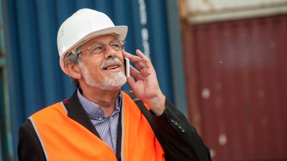 Bygningskonstruktør taler i telefon