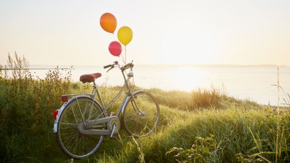 Cykel_balloner_ved_stranden_article-card_576x324