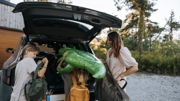 Familie pakker bil til ferie