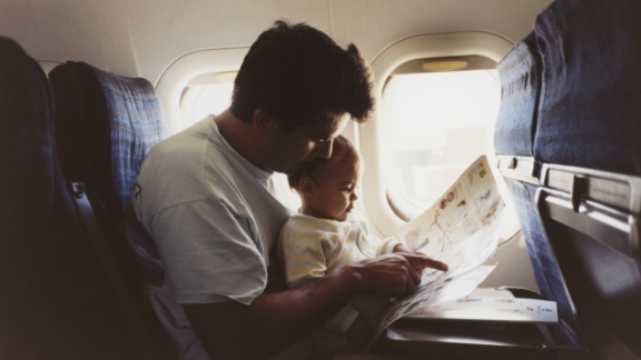 Far_baby_i_flyvemaskine_article-card_576x324