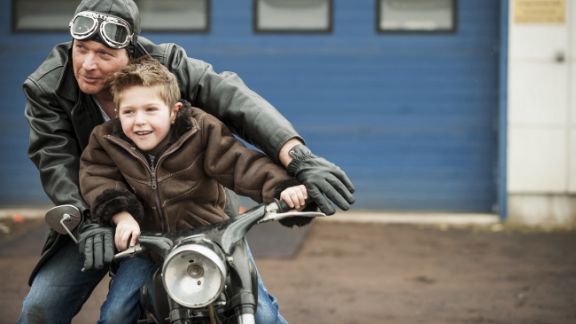 far_og_soen_paa_knallert_article-card_576x324