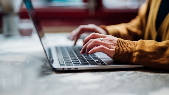 Hnder_skriver_p_computer_article-card_576x324