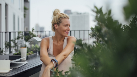 Kvinde_arbejder_paa_altan_article-card_576x324