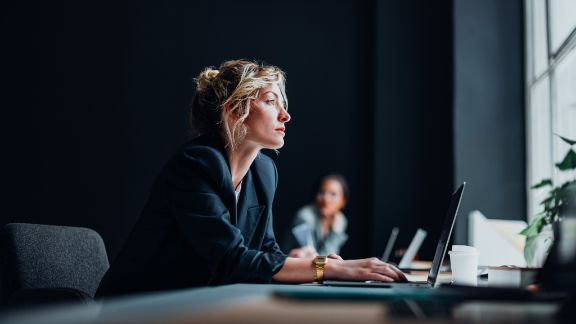 Kvinde_computer_eftertaenksom_article-card_576x324
