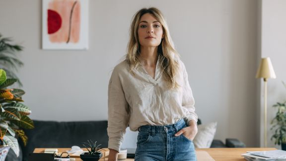 Kvinde_foran_skrivebord_article-card_576x324