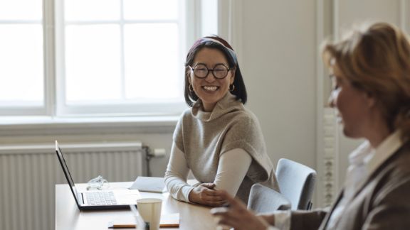 Kvinde_griner_mde_article-card_576x324