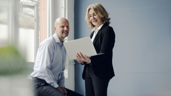 Kvinde_mand_kigger_p_laptop_article-card_576x324