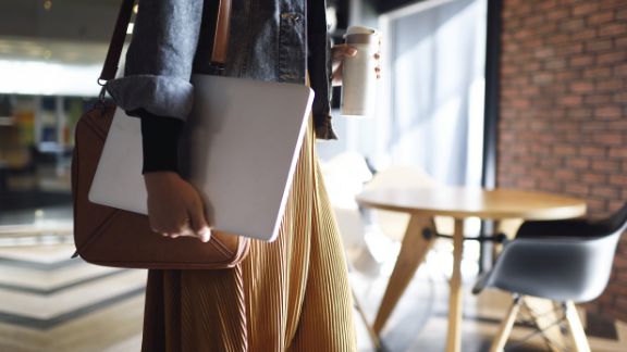 Kvinde_med_laptop_termokop_article-card_576x324