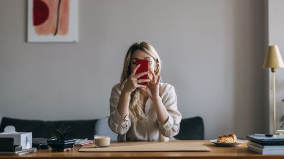 Kvinde_med_mobil_foran_ansigtet_article-card_576x324