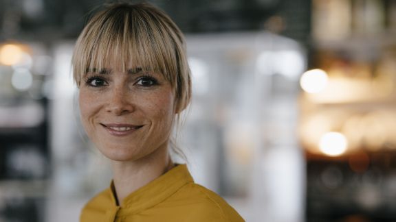 Kvinde_med_pandehaar_smiler_article-card_576x324