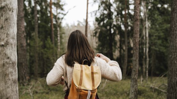 Kvinde_med_rygsk_i_skoven_article-card_576x324