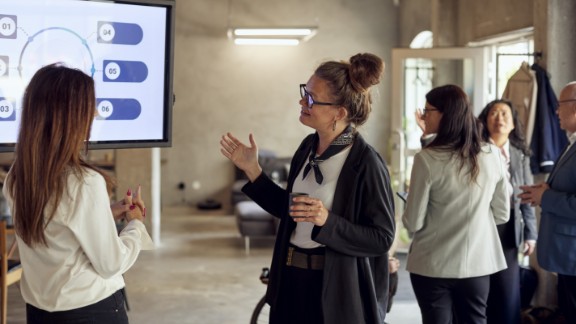 Kvinde præsenterer powerpoint til workshop