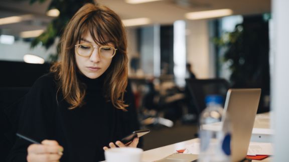 Kvinde_skriver_p_papir_article-card_576x324