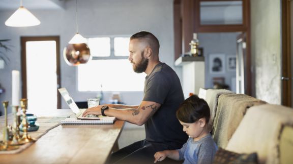 Mand_arbejder_hjemmefra_med_soen_article-card_576x324