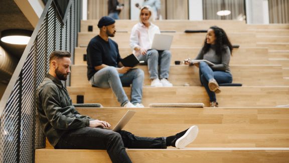 Mand_arbejder_p_trappe_article-card_576x324