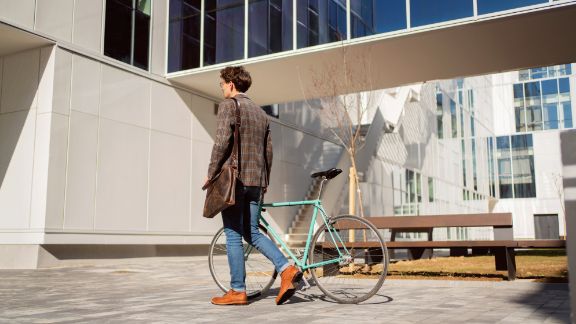 Mand_cykel_hvid_bygning_article-card_576x324