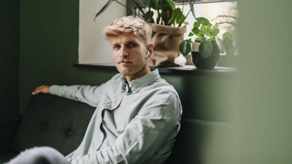 Mand_i_sofa_article-card_576x324