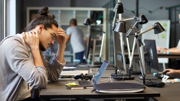 Mand arbejder koncentreret på computer