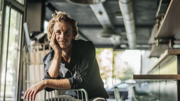 Mand_laener_op_ad_stol_article-card_576x324