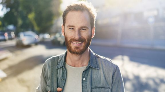 Mand_med_rygsaek_article-card_576x324