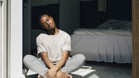 Mand_mediterer_article-card_576x324