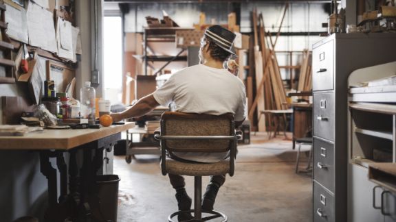 Mand_p_vrksted_holder_pause_article-card_576x324