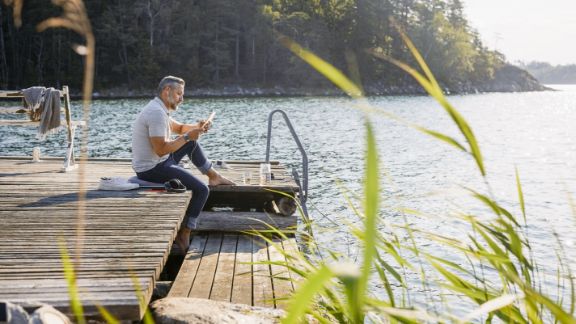 Mand_sidder_p_badebro_article-card_576x324