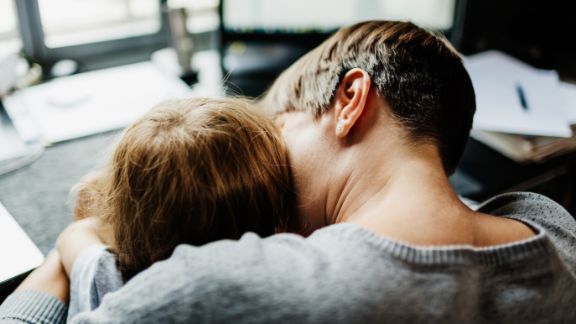 Mor_passer_barn_article-card_576x324