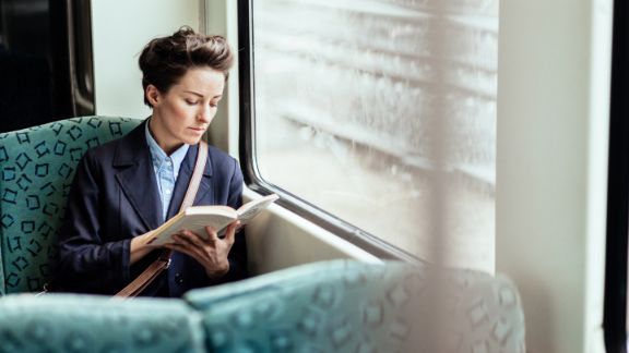 Kvinde_laeser_i_tog_feature_576x324