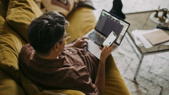 Mand_computer_mobil_sofa_feature_576x324