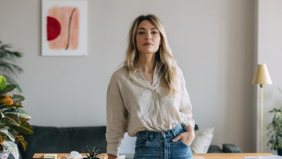 Kvinde_foran_skrivebord_text-image-50_50_576x324