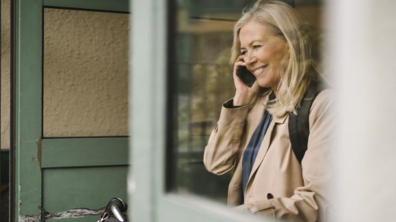 Kvinde_taler_telefon_p_vej_ud_text-image-50_50_576x324