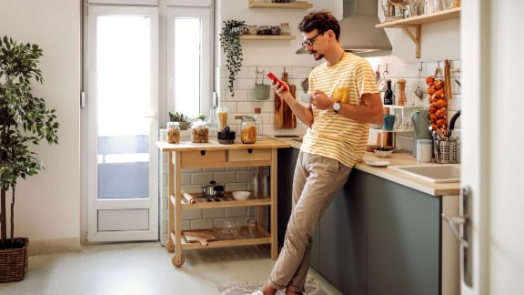 Mand_i_kkken_text-image-50_50_576x324