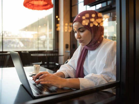 Kvinde_arbejder_p_cafe_feature_576x432