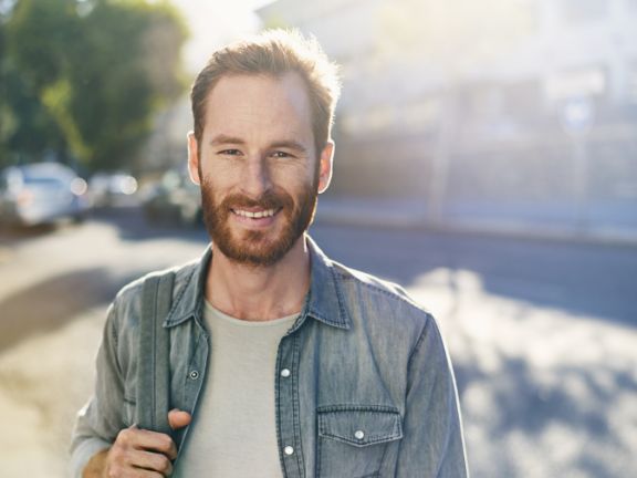 Mand_med_rygsaek_feature_576x432