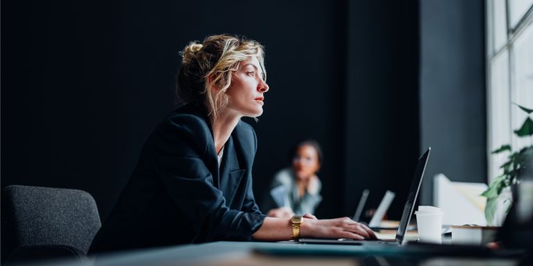 Kvinde_computer_eftertaenksom_content-header_768x384