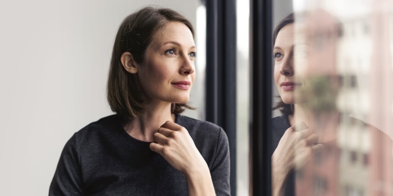 Kvinde_kigger_ud_3_content-header_768x384