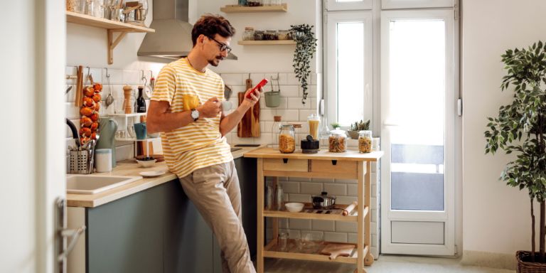 Mand_i_koekken_content-header_768x384