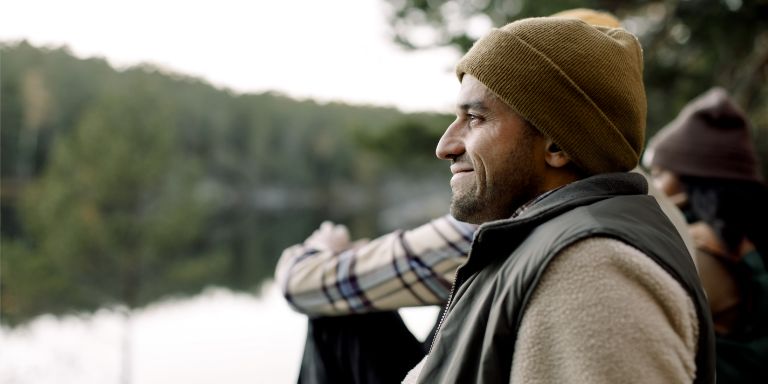 Mand_med_hue_kigger_vandet_content-header_768x384
