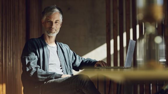 Aeldre_mand_ved_skrivebord_article-card_576x324